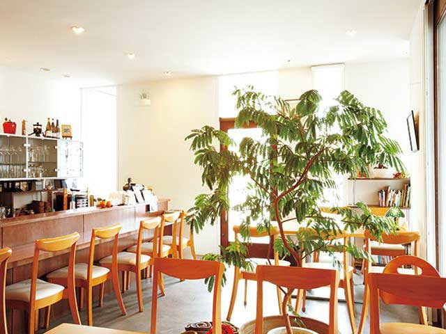 昼はコーヒー、夜はワインでくつろげるカフェレストラン「Cafe Conversa」