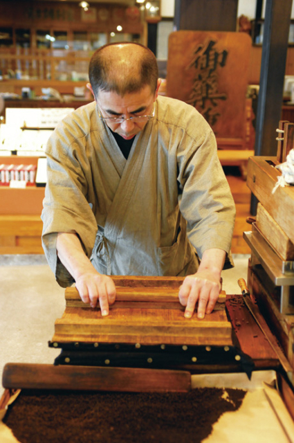 【ここがポイント!】丸薬作りの実演を見学