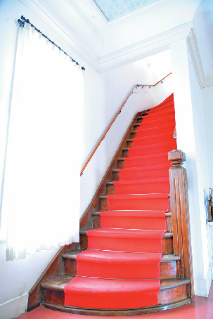 クラシカルな洋館は鶴岡公園のシンボル「大宝館」