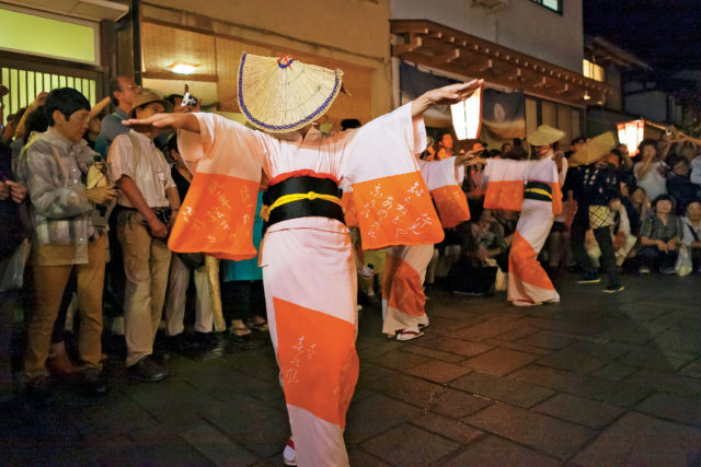 Q.女性の帯の色が黒いのはなぜ?