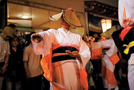 Q.踊り手はなんで編笠で顔を隠して踊るの?