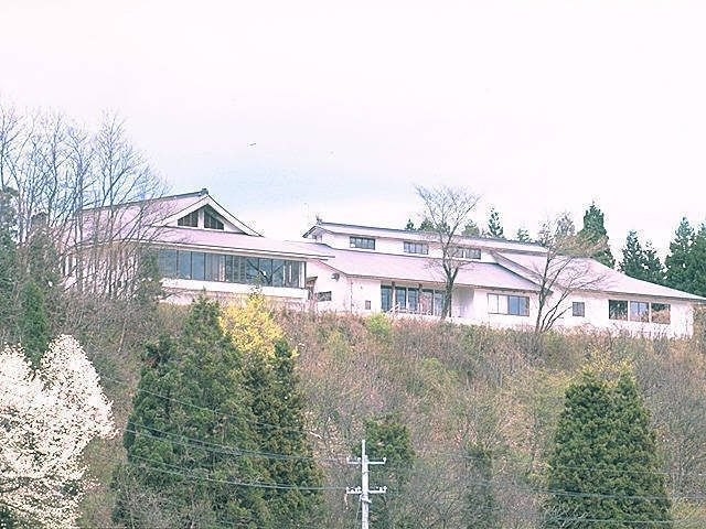 霊峰・月山、葉山を望む「まむろ川温泉梅里苑」