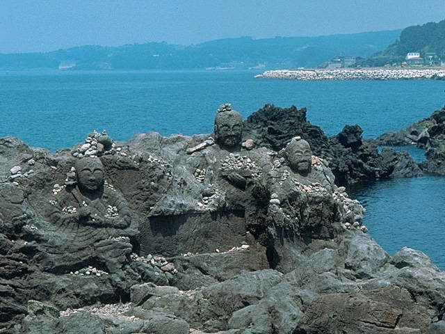 【鳥海ブルーライン×絶景ドライブ】日本海を望む巨岩に彫られた石仏群「十六羅漢岩」