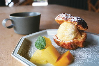 さっくり焼きたてシュークリームが人気「COMMA,COFFEE STAND」