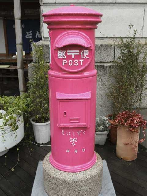 【松江のハッピースポット×カラコロ工房】記念撮影に大人気「ピンクの幸運のポスト」