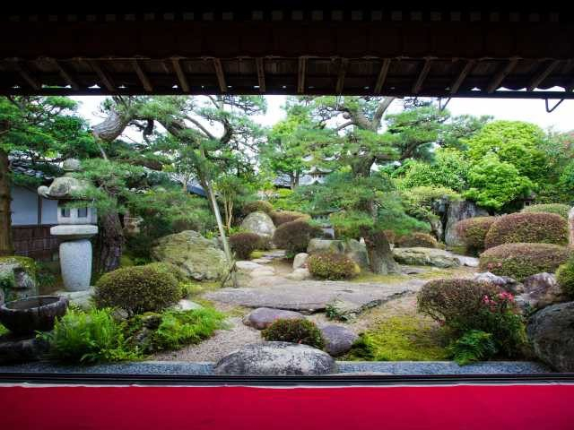 【出雲・木綿街道×観光】江戸時代の姿を残す切妻妻入塗家造りの屋敷「本石橋邸」