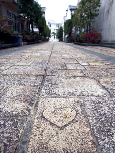 【松江のハッピースポット×京店商店街】ラブリーな石畳を見つけた!「ハートの石畳」