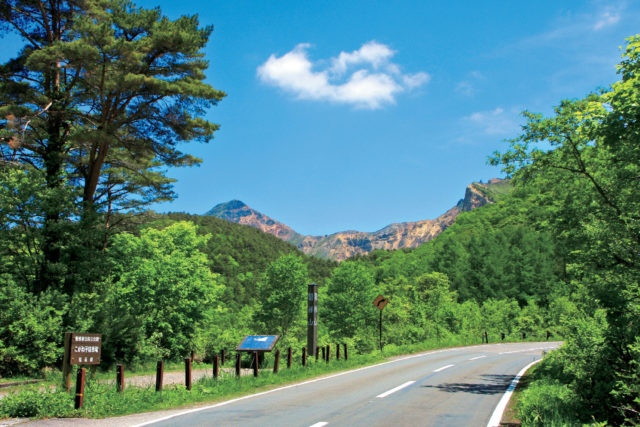 【磐梯高原絶景ドライブ×磐梯山ゴールドライン】噴火のすさまじさが実感できる「黄金平」