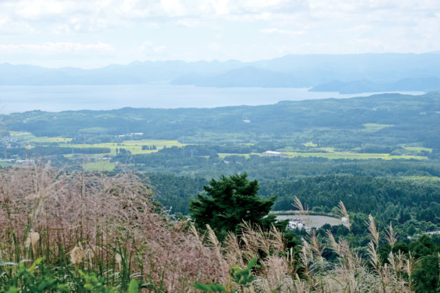 【磐梯高原絶景ドライブ×磐梯山ゴールドライン】磐梯山と猪苗代湖を同時に望む「山湖台」