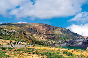 御釜を近くで眺めよう!