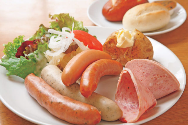 本場ドイツの味を堪能できるアツアツのハム&ソーセージ「腸詰屋軽井沢1号店」