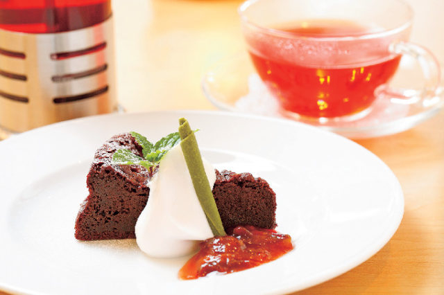 昼はコーヒー、夜はワインでくつろげるカフェレストラン「Cafe Conversa」