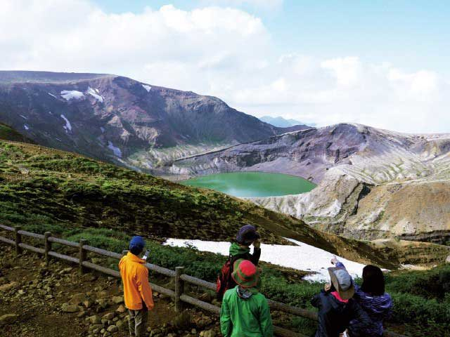 御釜を近くで眺めよう!