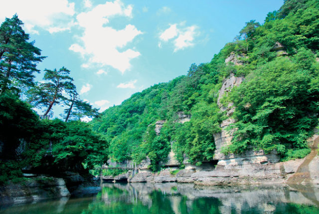 【福島・会津鉄道 お座トロ展望列車×立ち寄りスポット】風雨が刻んだ大自然の芸術作品「塔のへつり」