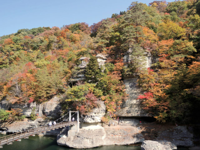 【福島・会津鉄道 お座トロ展望列車×立ち寄りスポット】風雨が刻んだ大自然の芸術作品「塔のへつり」