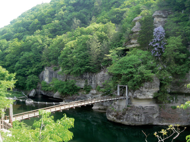【福島・会津鉄道 お座トロ展望列車×立ち寄りスポット】風雨が刻んだ大自然の芸術作品「塔のへつり」