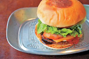 【新潟タウン・カミフル×グルメ】ガッツリと食べるならこちら!「KEN’S BURGER」