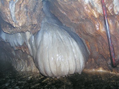 【入水鍾乳洞】カボチャ岩