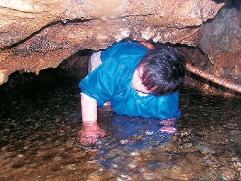 【入水鍾乳洞】第2胎内くぐり