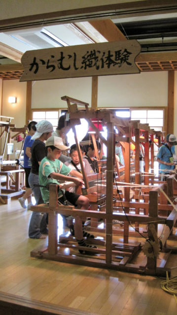 【福島・会津鉄道 お座トロ展望列車×立ち寄りスポット】からむし織の歴史に触れる「道の駅 からむし織の里しょうわ」