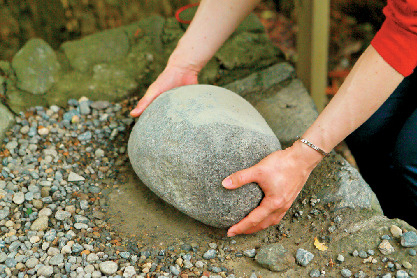 【境内の見どころ】火の玉石