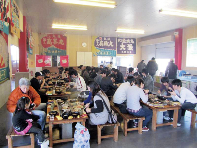 浜焼きコーナーや朝市もある!