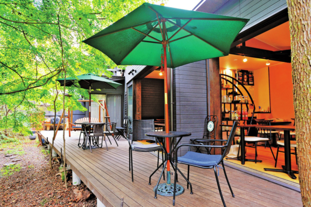 湯川のせせらぎに癒やされる自然に囲まれたカフェ「NONE cafe 軽井沢」