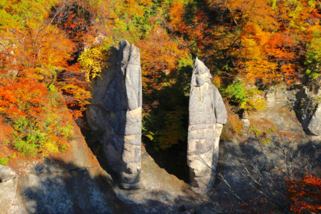 茅葺きの駅舎がある素朴な温泉地