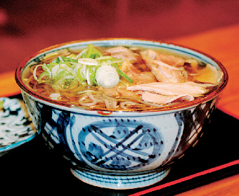 人気メニューは冷たい肉そば「そば処 吉亭」