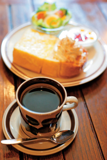 レトロな空間で自家焙煎のコーヒーを「シャンソン物語」