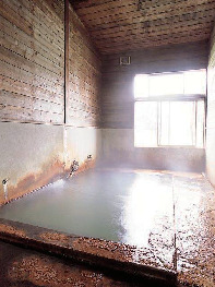 【福島×日帰り温泉】赤い濁り湯を無加水で楽しむ「赤岩荘」