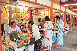 300年以上の歴史がある朝市「あつみ温泉朝市」