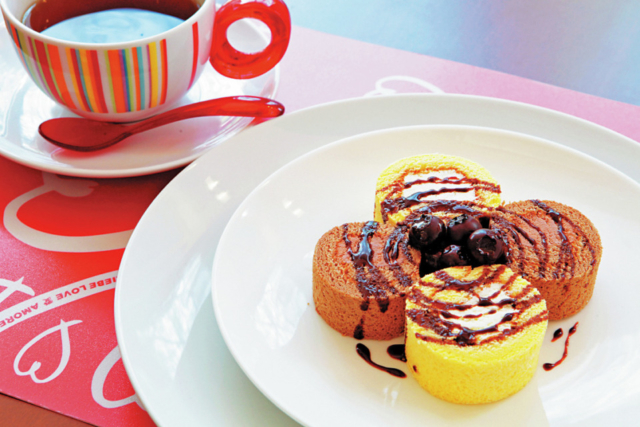 コスモス画と自然に包まれ、森の中で癒やしのカフェタイム「Art Gallery Forest cosmos」