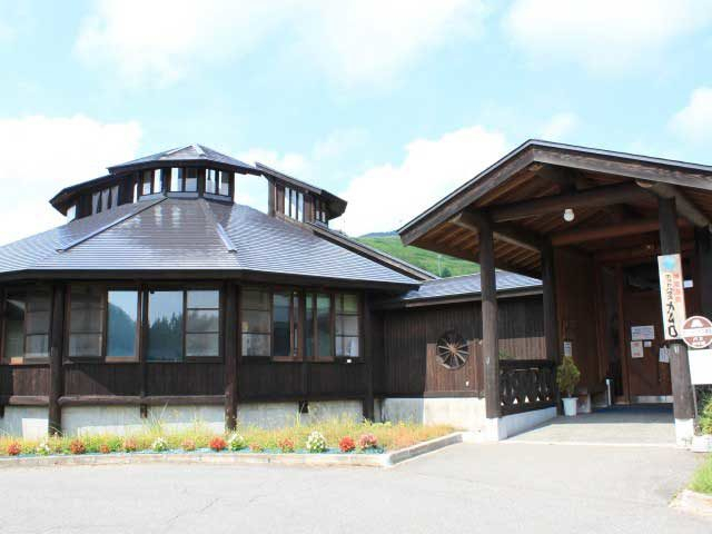 銘木・金山杉の香り漂う浴槽「ホットハウスカムロ」