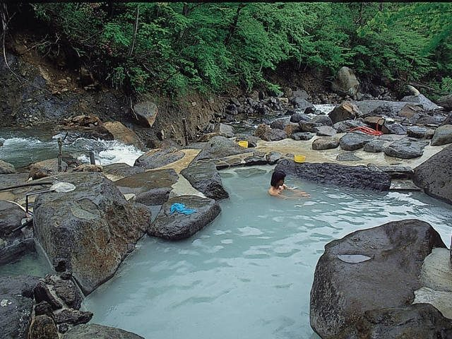 【山形・米沢八湯×滑川温泉】ダイナミックな自然に包まれた露天風呂「福島屋旅館」