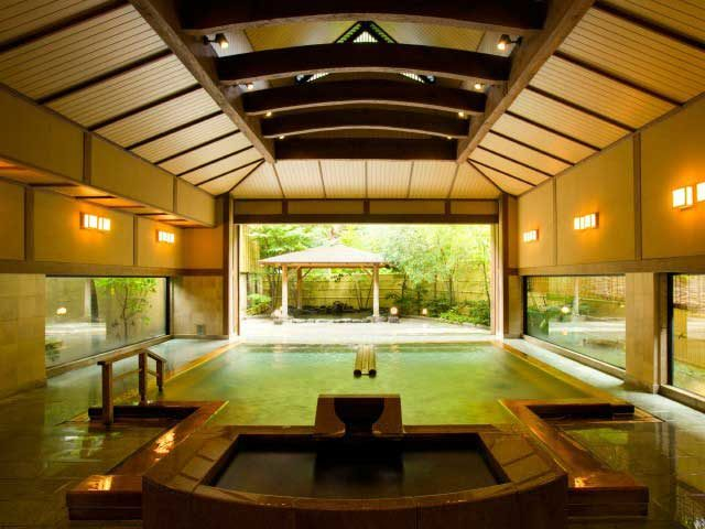 露天風呂隣接の開放的な大浴場 日本庭園が美しい老舗旅館「たちばなや」