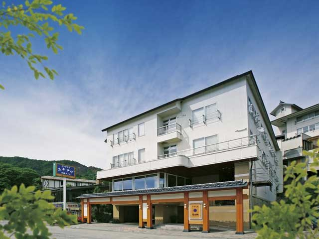 温泉街入口に構える老舗宿「五感の湯つるや」