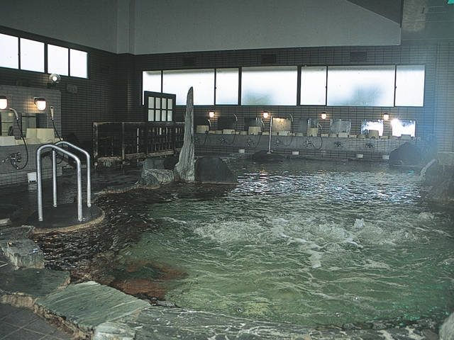 湯量豊富な2つの源泉が魅力「なの花温泉 田田」