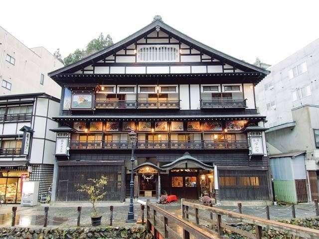 色鮮やかな鏝絵が目をひく「伝統の宿 古山閣」