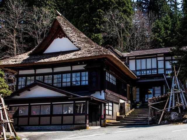 【山形・米沢八湯×白布温泉】江戸期から変わらぬ趣ある浴場「湯滝の宿 西屋」