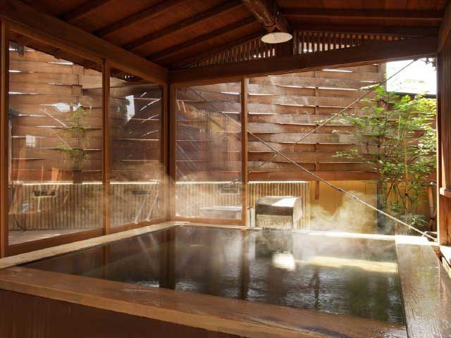 伝統の宿で温泉とグルメを満喫「上杉の御湯御殿守」