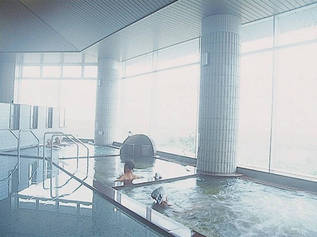 源泉そのままの湯が自慢「べに花温泉ひなの湯」