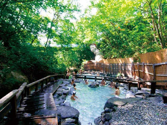 【山形ドライブ×三寺参りと名湯めぐりコース7】木々に囲まれた美肌の湯でゆったり「蔵王温泉大露天風呂」