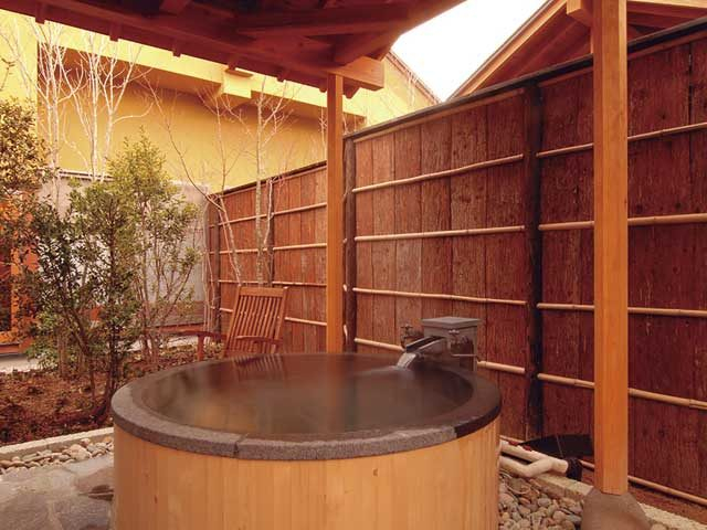 月替わりの懐石を部屋食で「櫻湯 山茱萸」