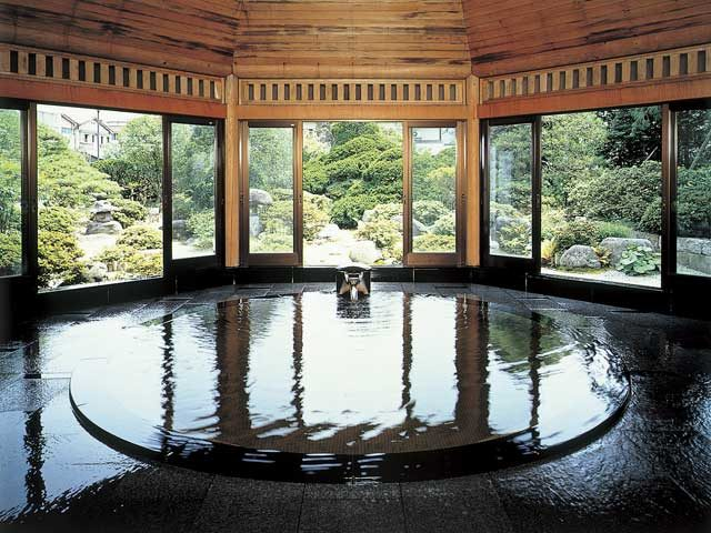 閑静なたたずまいの和風温泉旅館「湯の香 松の湯」