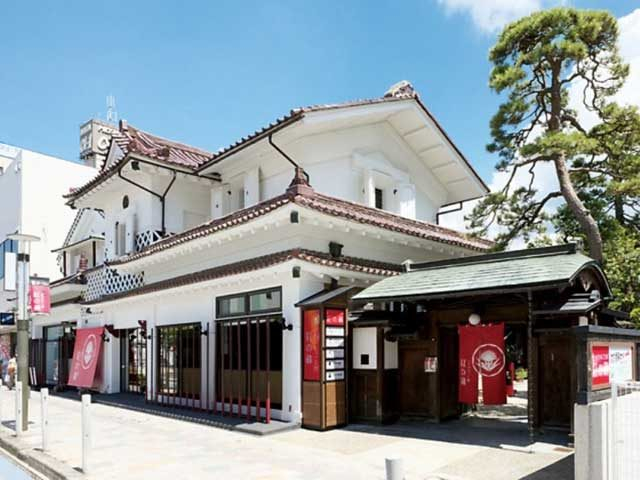 山形みやげやグルメが集まる複合施設「山形まるごと館紅の蔵」