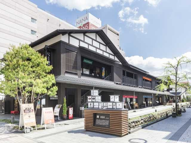 せせらぎがここちよい癒しのスポット「水の町屋 七日町御殿堰」