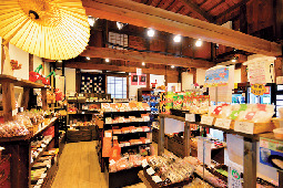 山形みやげやグルメが集まる複合施設「山形まるごと館紅の蔵」