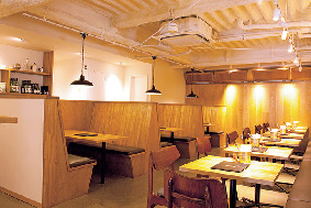 皮パリッ、中ジュワッの絶品ローストチキン「軽井沢ローストチキンカスターニエ」