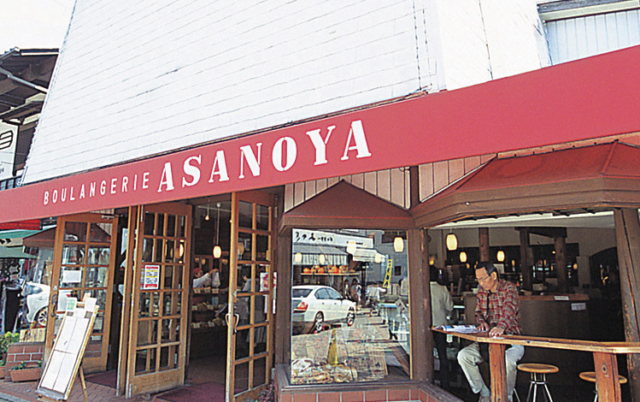 【旧軽井沢のランチスポット】自慢のパンと相性抜群! 濃厚ビーフシチュー「ブランジェ浅野屋 軽井沢旧道本店」